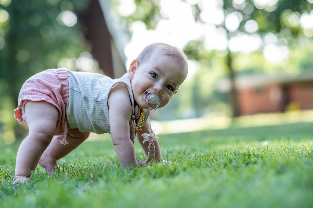 Baby lernt laufen